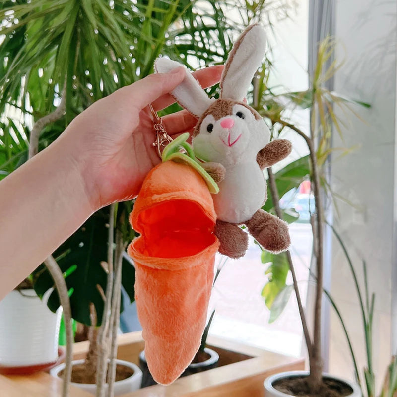 Chaveiro Coelhinho na Cenoura de Pelúcia