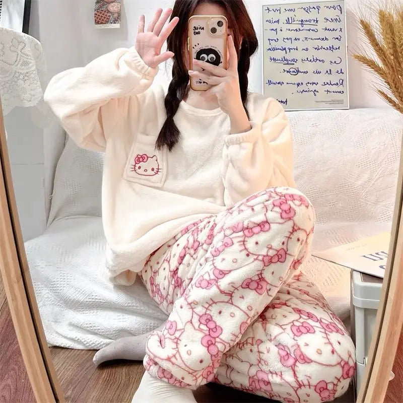 Pijama Peluciado Sanrio – Hello Kitty, Kuromi e Pochacco